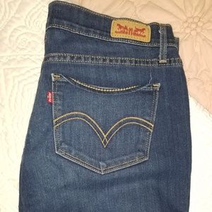 Levi's size 9 distressed